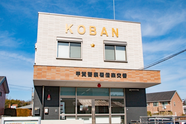 Exterior view of a Japanese police box, a place you can rely on in case of trouble while traveling.
