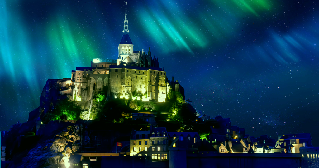 オーロラが輝く夜空を背景に、幻想的に浮かび上がるモンサンミッシェルのファンタジー風の画像。